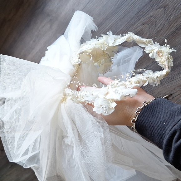Vintage White Floral And Faux Pearl Wedding Veil - Picture 2 of 9
